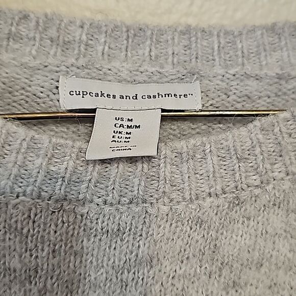 Cupcakes & Cashmere 3 Gnomes Valentine Sweater size M - Picture 2 of 8